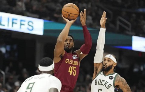 壹号娱乐-泰山雄鹿队失利岭北雄鹿队，足球邀请赛上演关键失误成转折！全面提速抢占先机的简单介绍