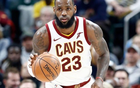 YIHAO-包含詹姆斯回归赛场，败北首场状态亮眼，勇士观众沸腾！的词条